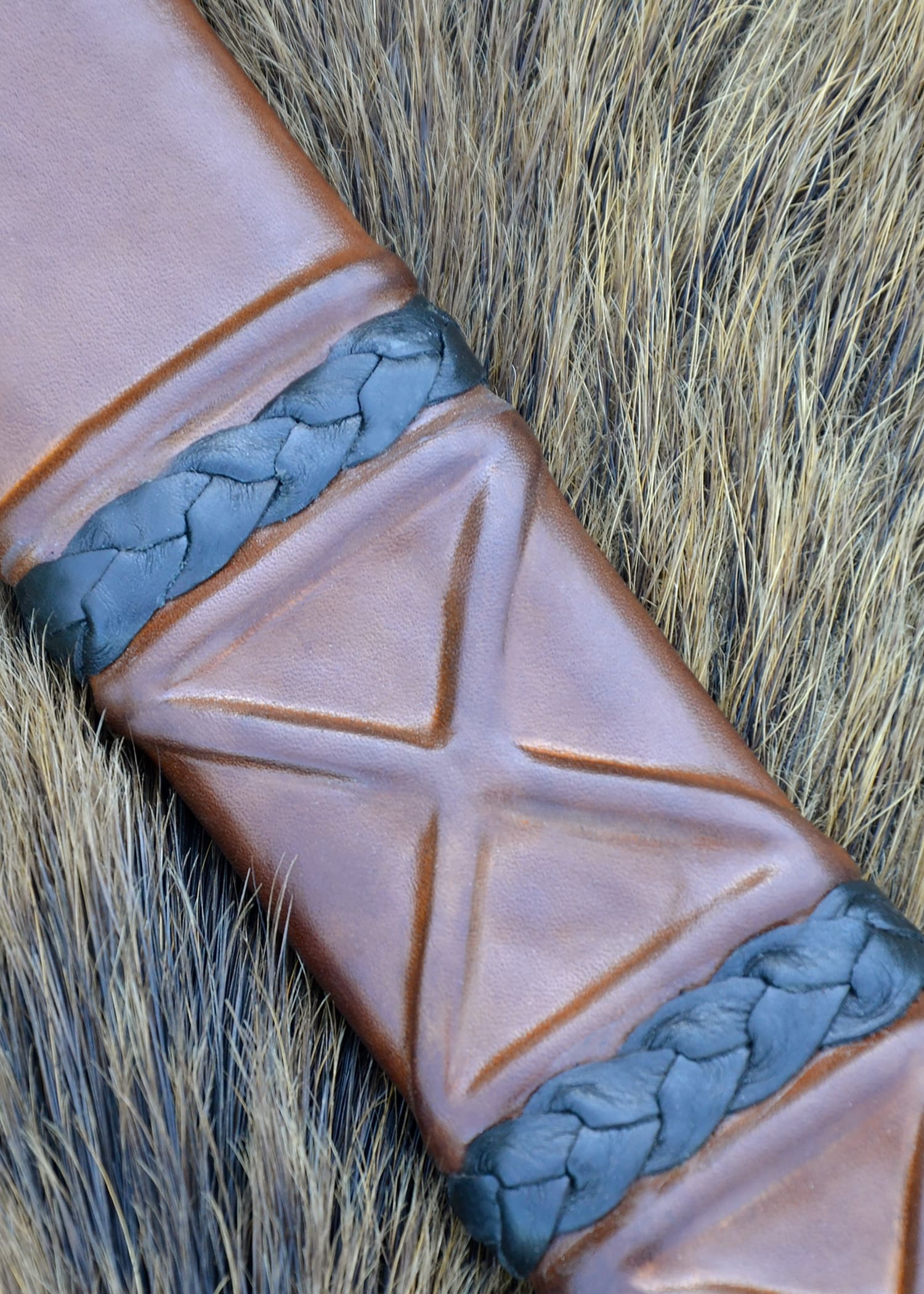 Spada vichinga con fodero, X°sec., pomolo a cinque lobi, decorativa - immagine 4